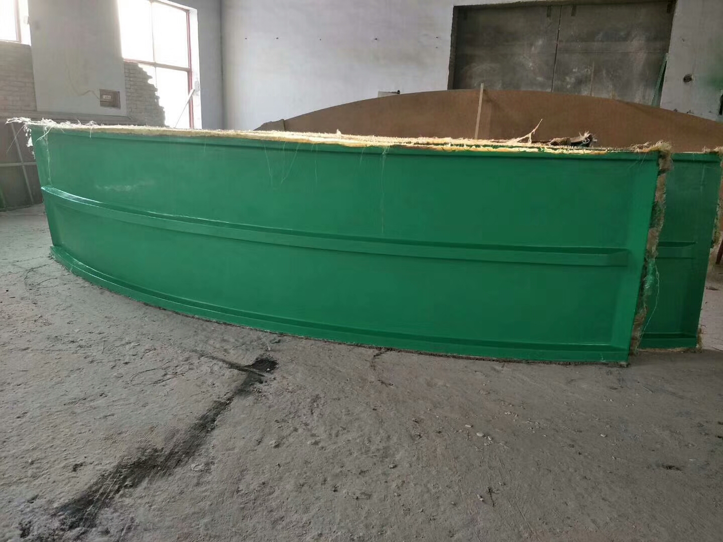 独特设计的拱形玻璃钢盖板提升建筑美观度